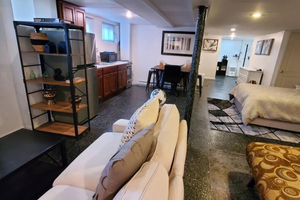 Cozy Studio; Lower Level Unit Appartamento